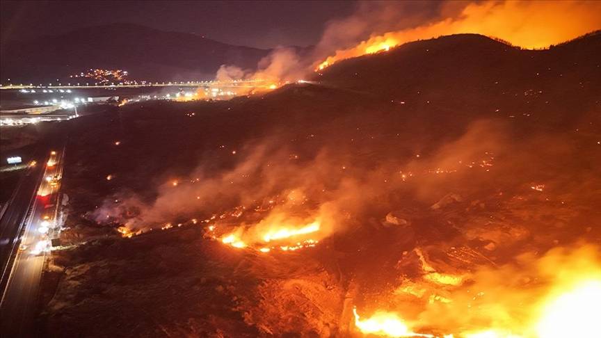 İzmir’in Menderes ilçesinde orman yangını! Alevler kontrol altına alınmaya çalışılıyor 3